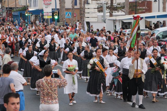 Vecinos de Lo Pagán honran a la Virgen del Carmen con la ofrenda de flores y frutos