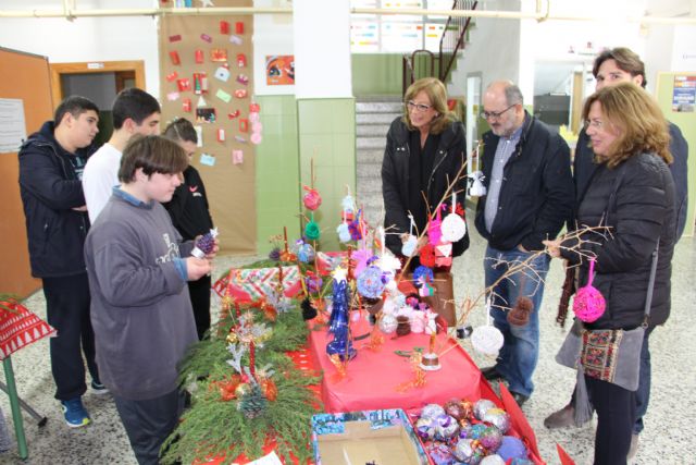 Los alumnos del aula abierta del IES Manuel Tárraga Escribano organizan un mercadillo navideño