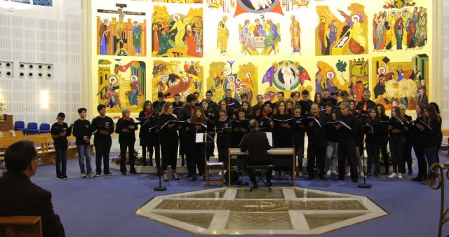 Coral Patnia y la coral del IES Dos Mares ofrecen un concierto de Navidad a beneficio de Cáritas