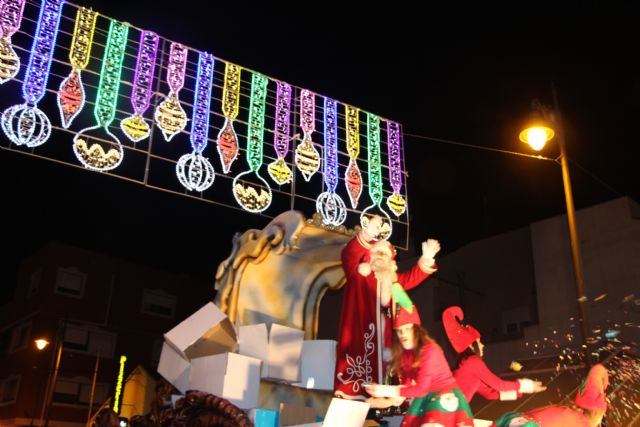 Papá Noel recorre las calles de San Pedro del Pinatar en el desfile 'Fantasía de Navidad'