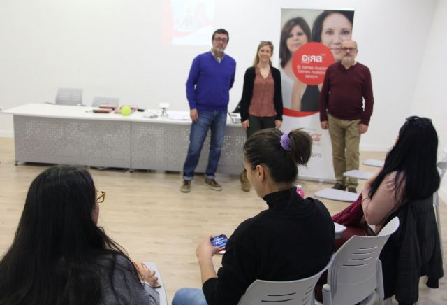 El proyecto 'Gira Mujeres' desarrolla un taller para fomentar el autoempleo en San Pedro del Pinatar