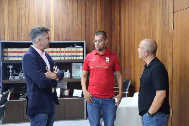 El deportista Paralímpico Lorenzo Albaladejo visita el Ayuntamiento de San Pedro del Pinatar