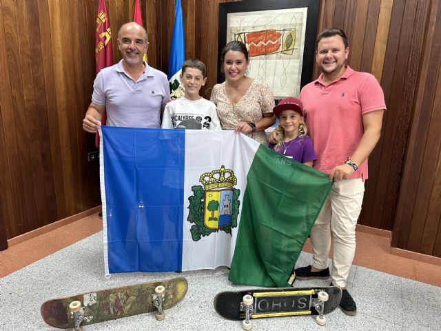 Los pinatarenses Valeria Chacón y Scott Francesco participan en la competición internacional de skate O Marisquiño