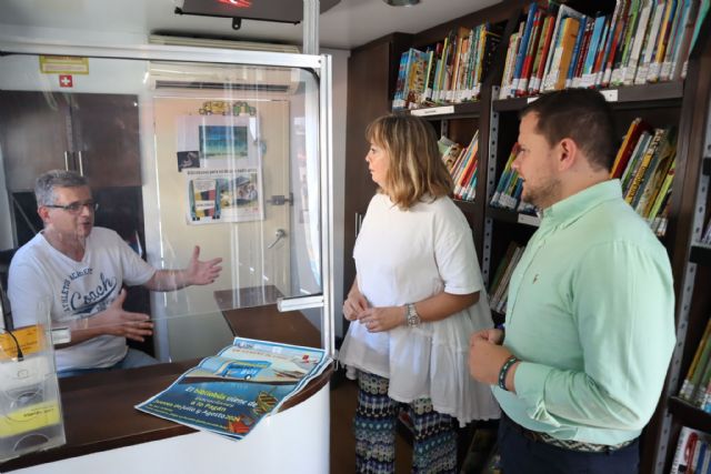 El servicio de bibliobús vuelve a la playa de Lo Pagán cada jueves