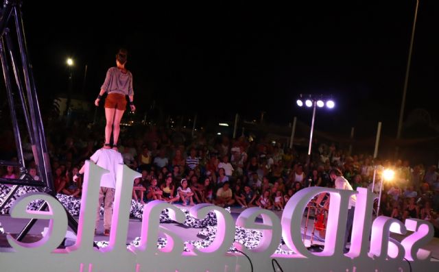 La magia del circo y las acrobacias protagonizan la primera jornada del décimo festival salDecalle