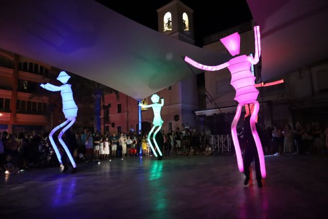 Circo coreográfico, acrobacias, humor y marionetas gigantes en el cierre del SaldeCalle