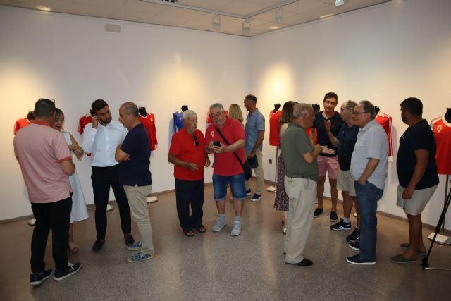 San Pedro del Pinatar muestra las camisetas de la mejor época del Real Murcia