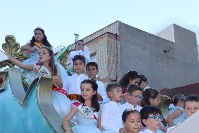 El desfile de carrozas cierra las fiestas en honor a San Pedro Apóstol