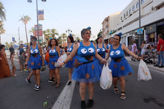 El desfile de carrozas llena de color y alegria las calles de San Pedro del Pinatar