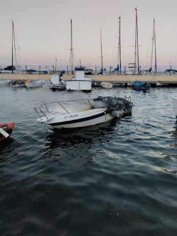 Incendio en una embarcación en Lo Pagán, San Pedro del Pinatar