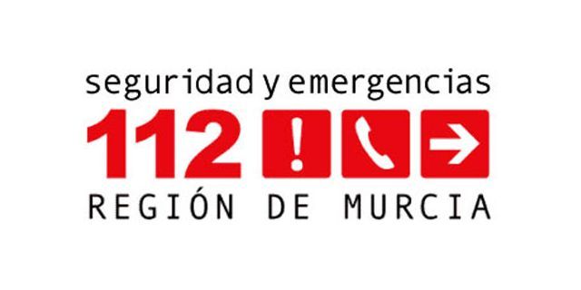 Servicios de emergencias extinguen un incendio en la mediana de la Autopista del Mediterráneo (AP7), en San Pedro del Pinatar