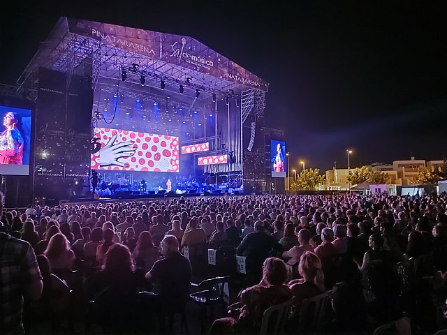 Isabel Pantoja conquista a su público en San Pedro del Pinatar con un emotivo concierto en su 50 aniversario sobre los escenarios