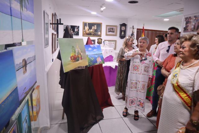 La Asociación de Amas de Casa inaugura su exposición de manualidades