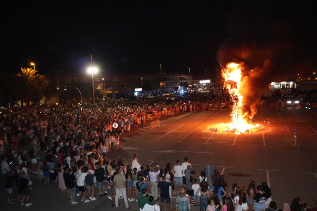 Los pinatarenses disfrutan de la noche de San Juan con la quema de la hoguera municipal